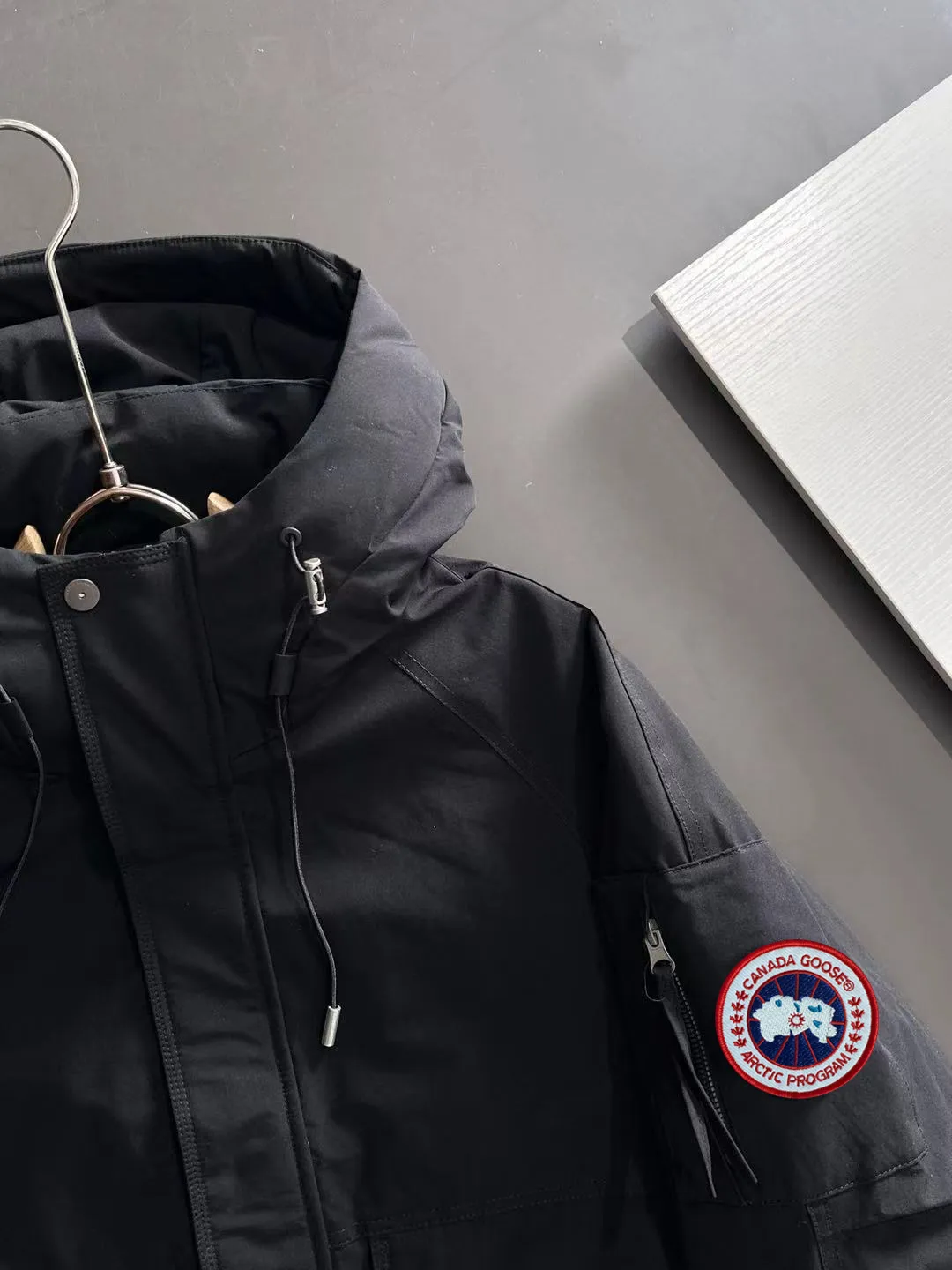 Two-day delivery time P960 Big Goose 🔥🔥 High-end customization 2025 winter official website's latest popular down jacket. Original custom-made hardware accessories for customers, all imported and original customization. Welcome to compare at the counter. Absolutely high quality. Use top-grade 90 white goose down. Super soft. Filled with fluffy and full feathers. Super heavy work. Fabric workmanship is excellent. The version is super perfect. Note⚠The fabric is super comfortable. Exclusive model. High-end quality. A must-have warm and protective artifact in winter. Size: M-3XL